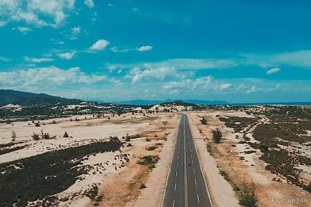 Con đường nhựa thẳng tắp xuyên qua đồi cát trắng ven biển miền Trung, nhìn từ flycam