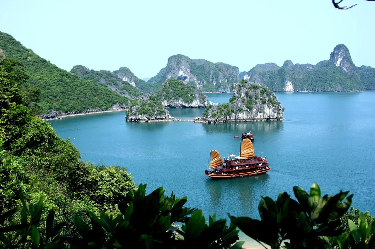 Quay flycam du thuyền, tàu thuyền: bay từ bờ hay từ tàu