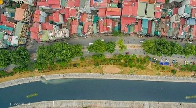 Khu phố Hà Nội mái đỏ san sát, con đường rợp cây chạy dọc dòng sông có bờ kè, chụp thẳng từ trên xuống