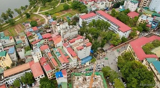 Quay flycam công trình cao tầng: cẩu tháp, gió giật và nhiễu