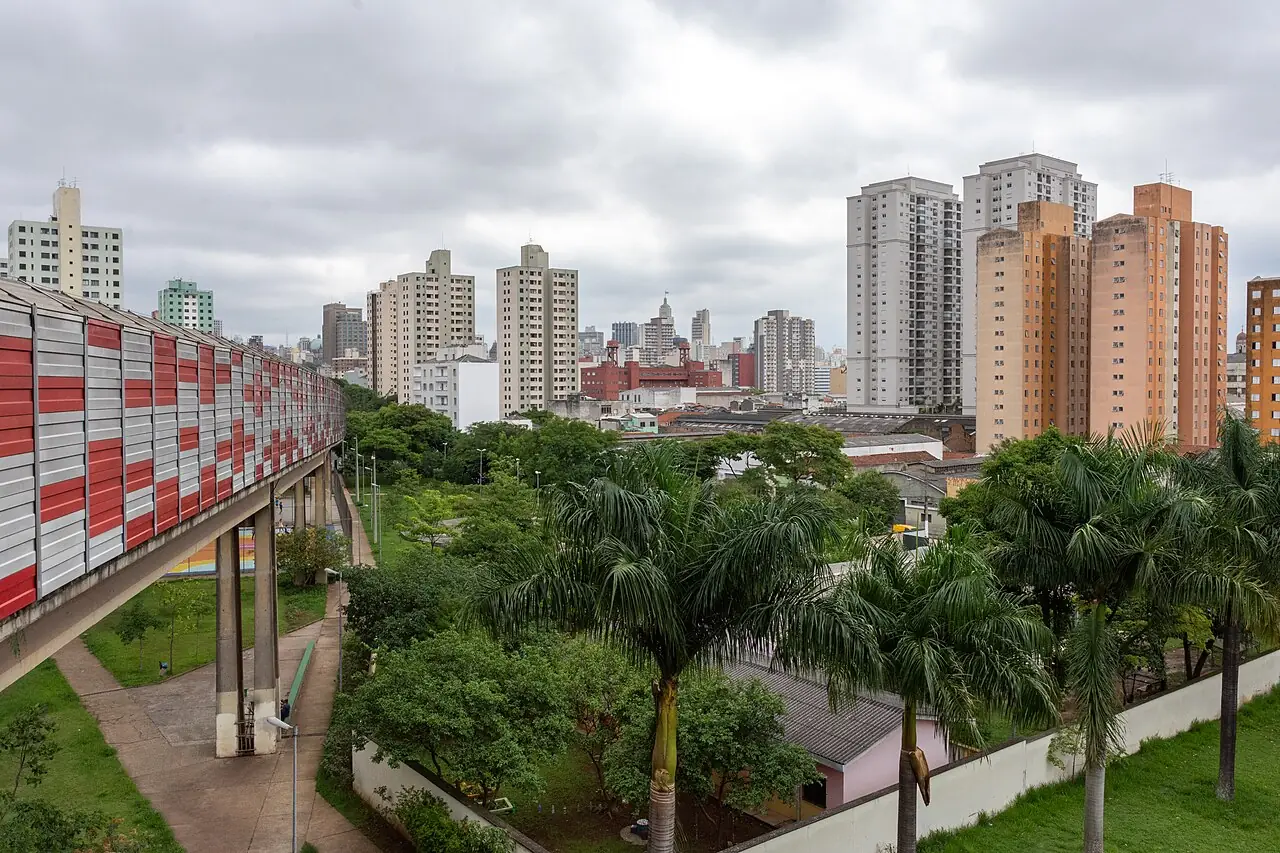 Tuyến đường sắt trên cao chạy ngang khu dân cư và hàng cây