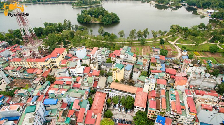 Khu dân cư thấp tầng sát mặt hồ có đảo cây xanh và công viên, chụp chéo từ trên cao