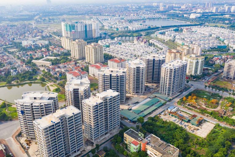 Ảnh flycam cụm tòa nhà cao tầng đang xây dựng nhìn từ trên cao